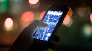 Eine Hand hält ein Telefon mit einer Karte darauf