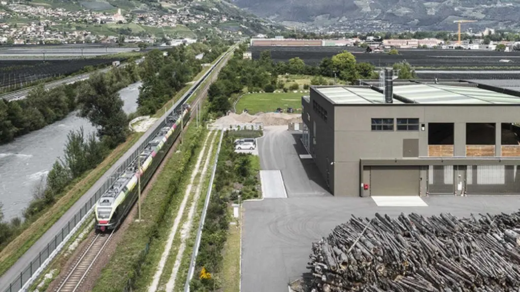Una centrale di teleriscaldamento a biomassa vicino al treno