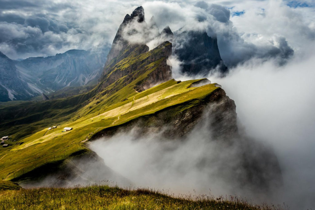 ein grüner Berg mit Wolken