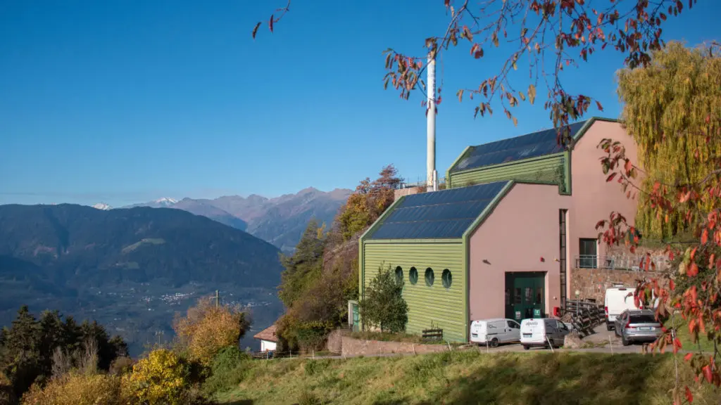 ein Gebäude mit Photovoltaikanlangen auf dem Dach