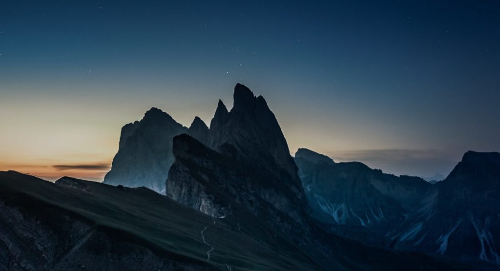una catena montuosa di notte
