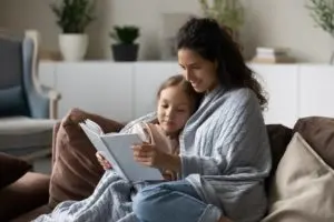 una donna e un bambino che leggono un libro