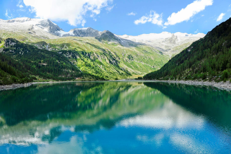 un lago circondato da montagne e alberi