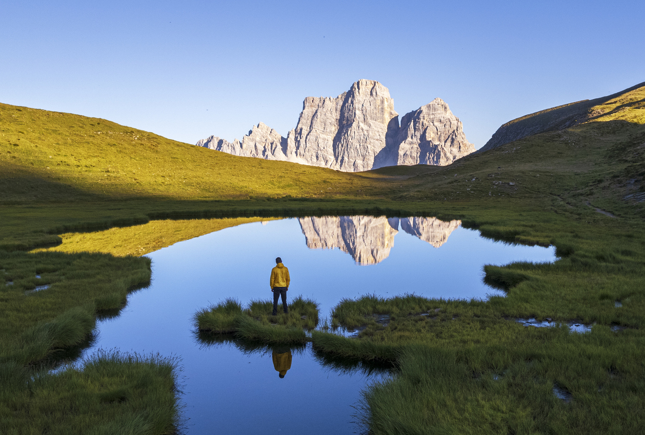 escursionista si goda la vista del monte Pelmo