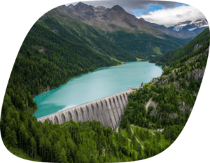 una diga con acqua circondata da alberi e montagne