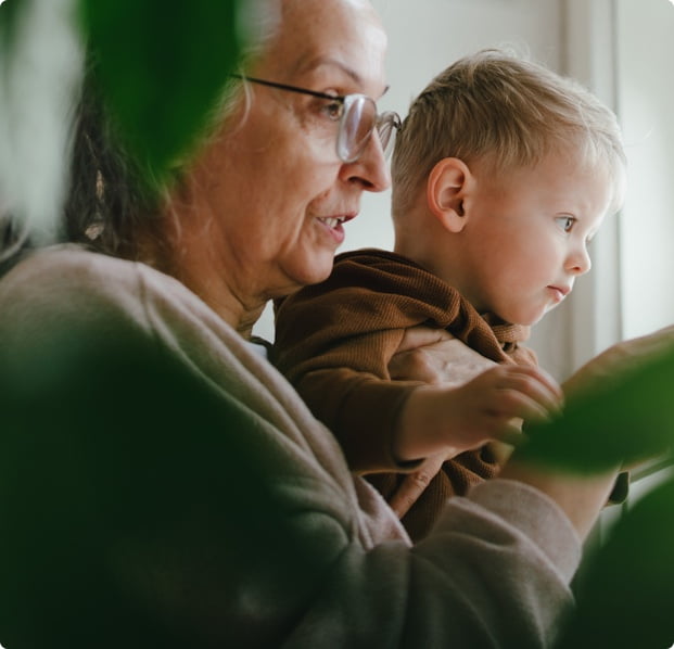 eine Frau hält ein Baby