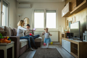 Una famiglia che gioca nel soggiorno