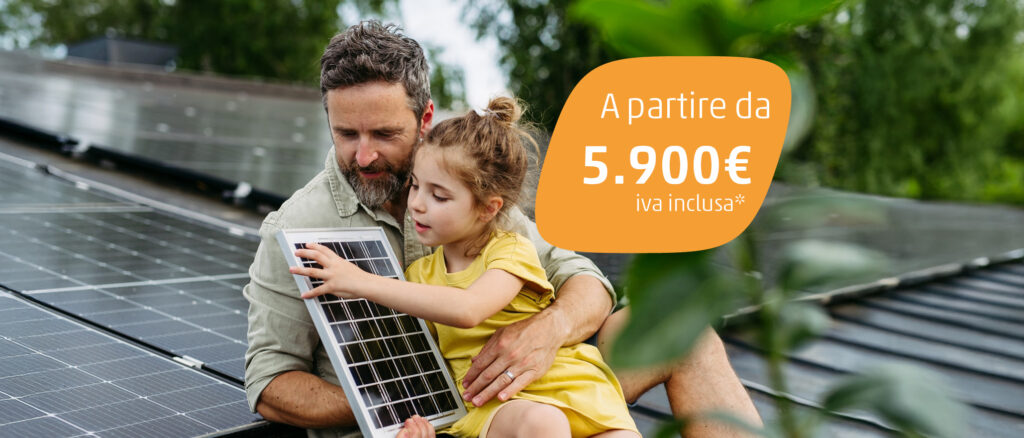 un uomo e una ragazza con in mano un pannello solare