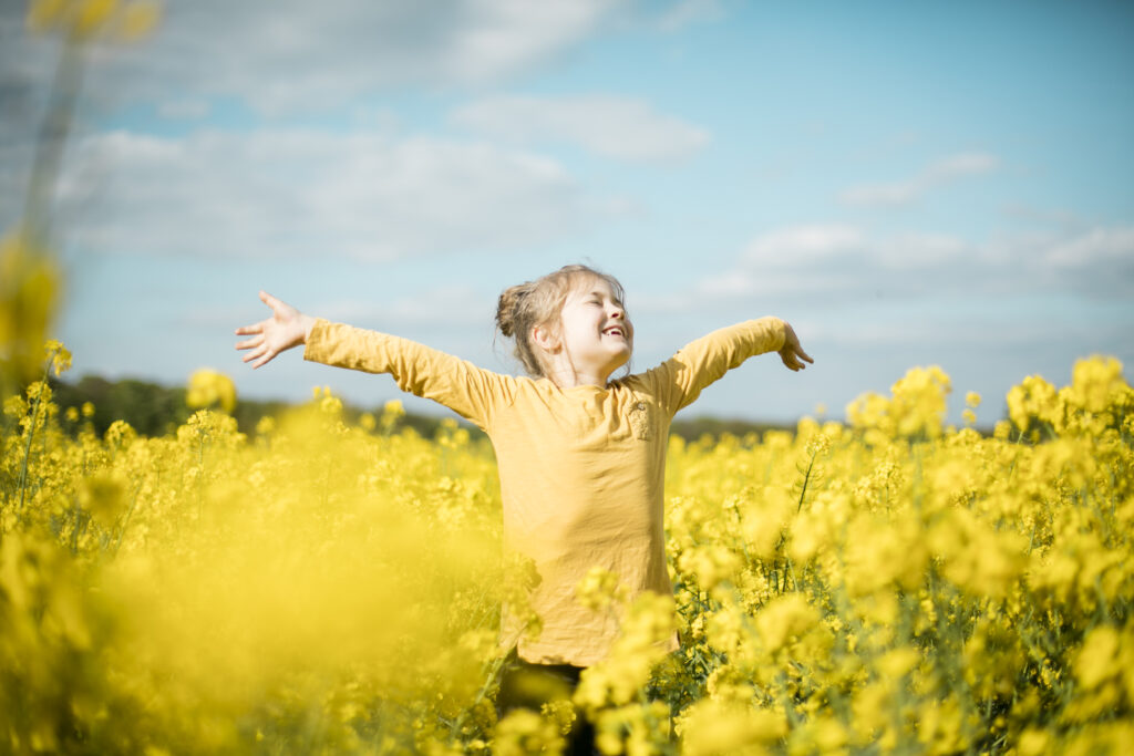 Bambina in un campo di fiori