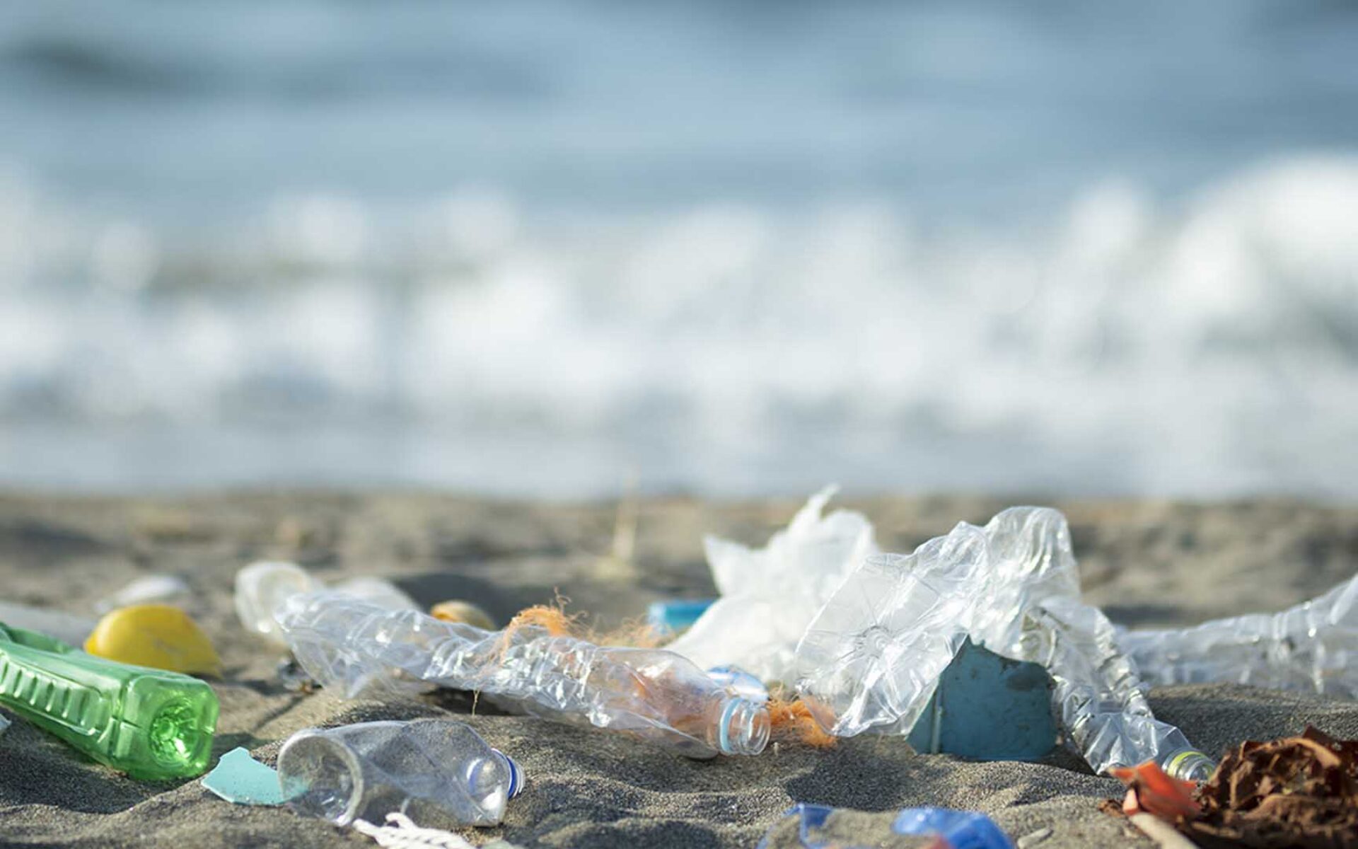 bottiglie e plastica in spiaggia