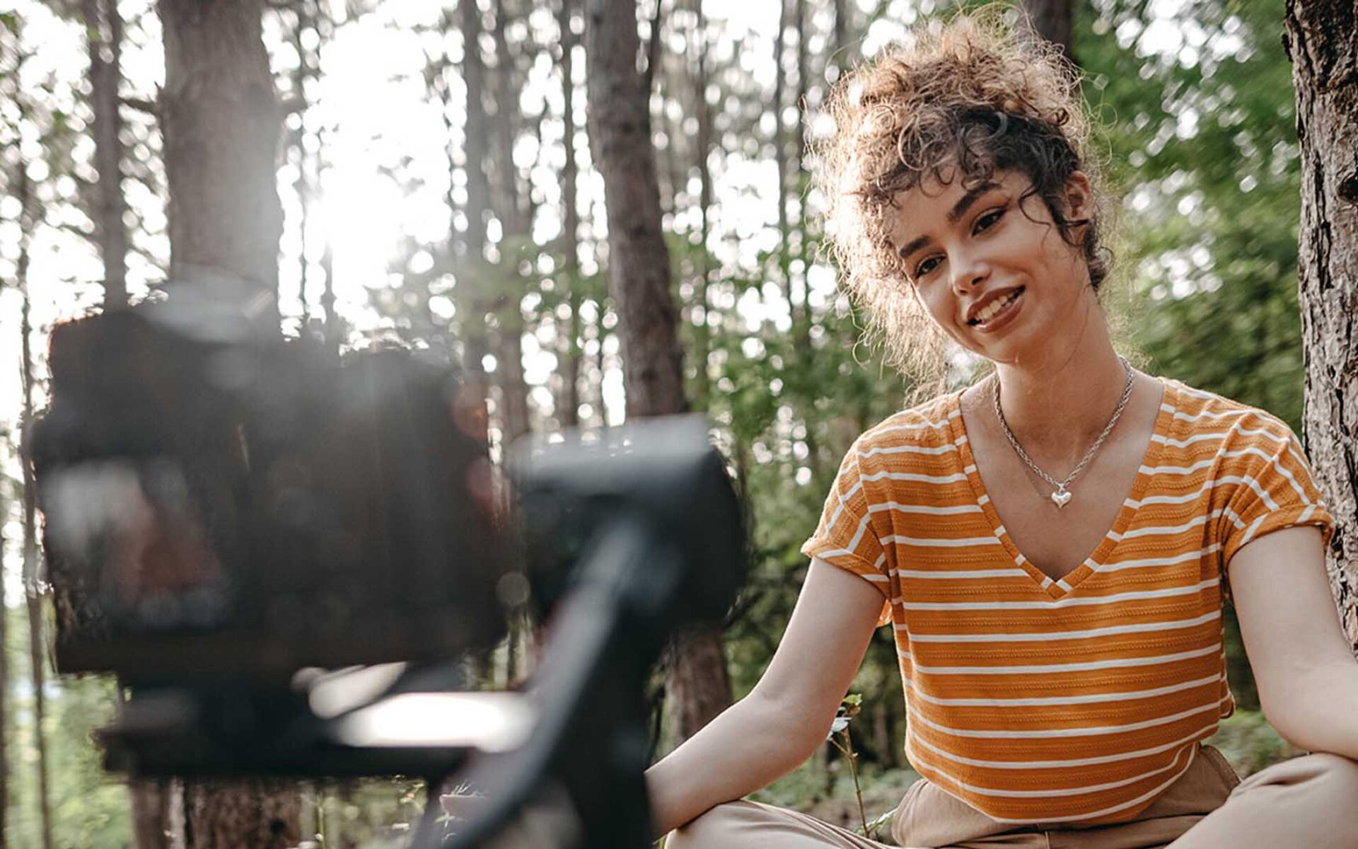 una donna nel bosco nel film natura